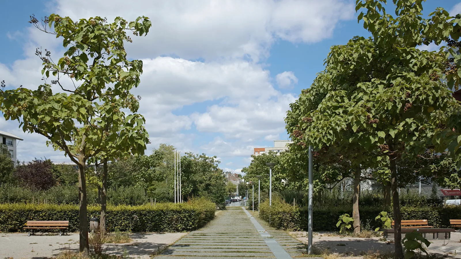 Allée arborée des Jardins de l'Europe à La Madeleine, entourée de résidences