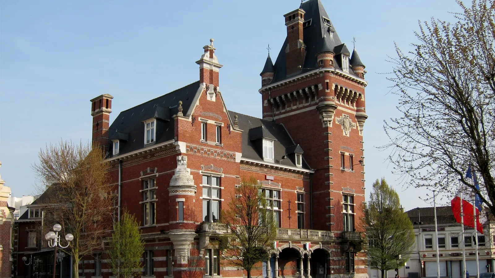 Hôtel de ville en brique rouge de La Madeleine, commune limitrophe de Lille