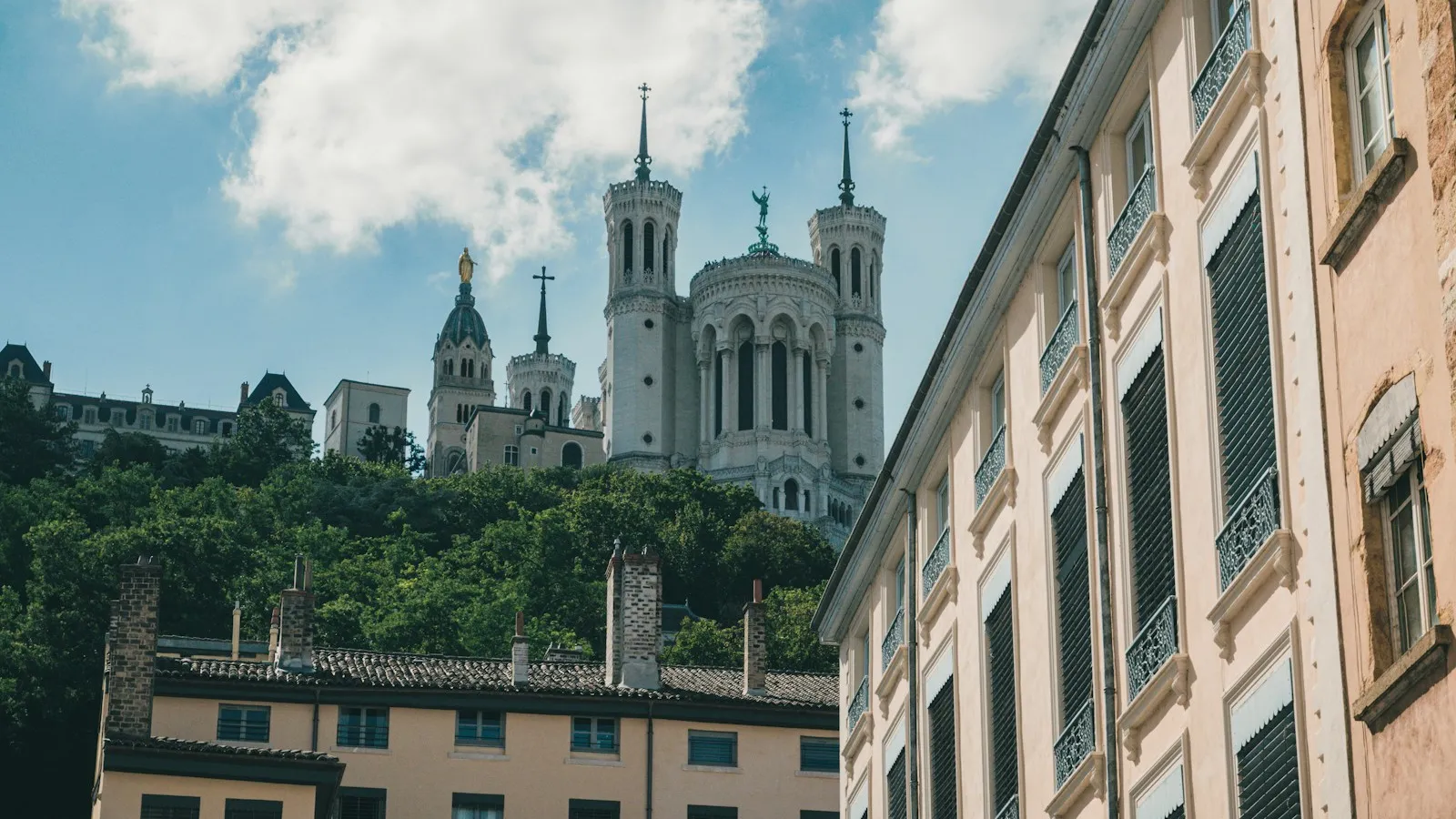 Basilique Notre-Dame de Fourvière dominant les façades du Vieux Lyon, destination d'un déménagement depuis Lille
