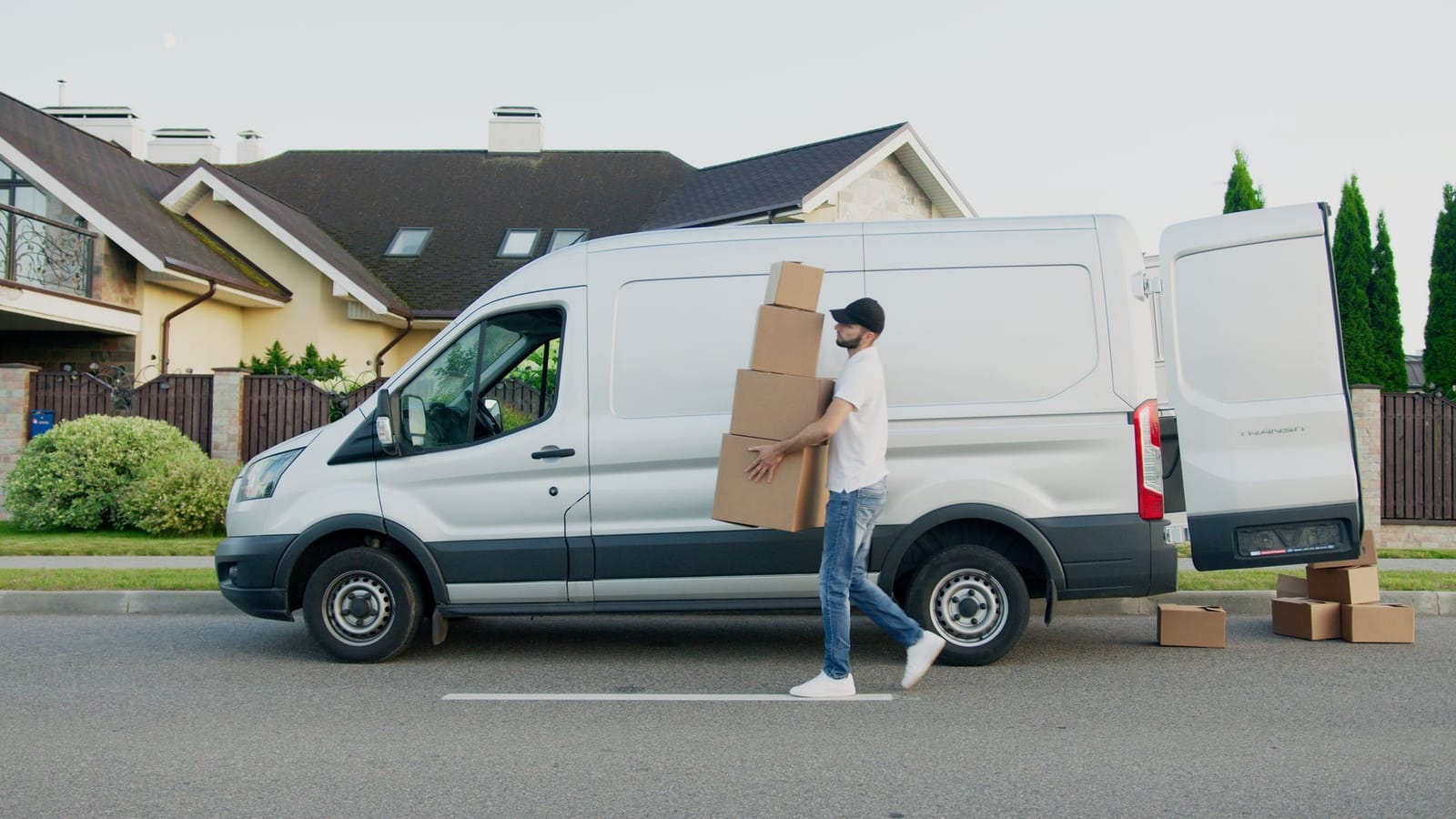 Chargement de cartons dans un véhicule utilitaire avant un déménagement