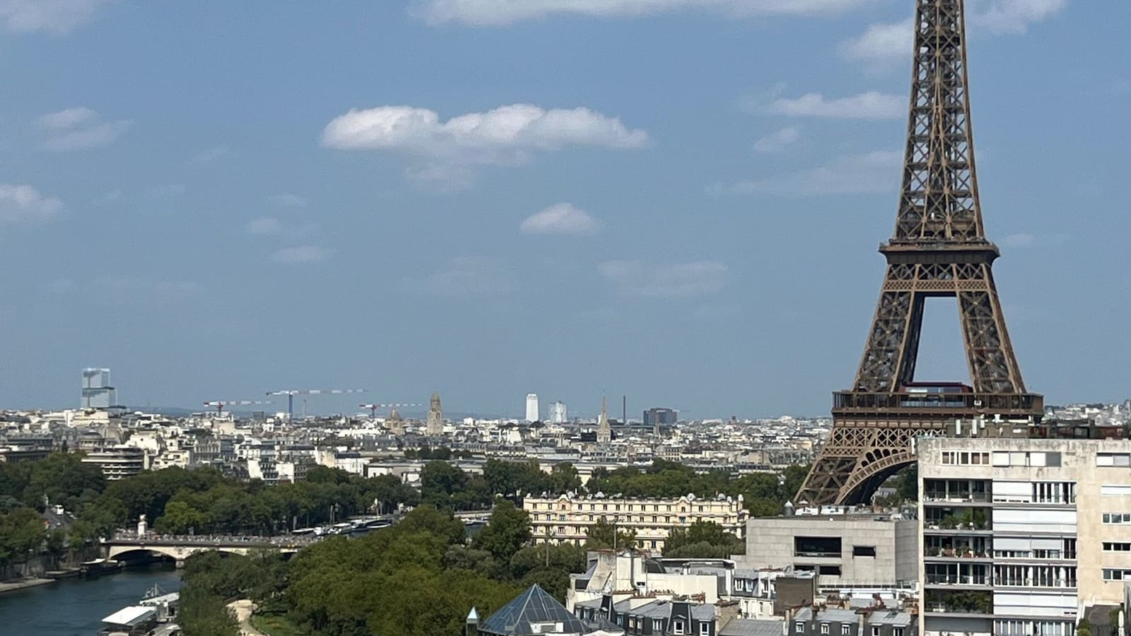 Vue de Paris avec la tour Eiffel et les toits haussmanniens, destination d'un déménagement depuis Lille