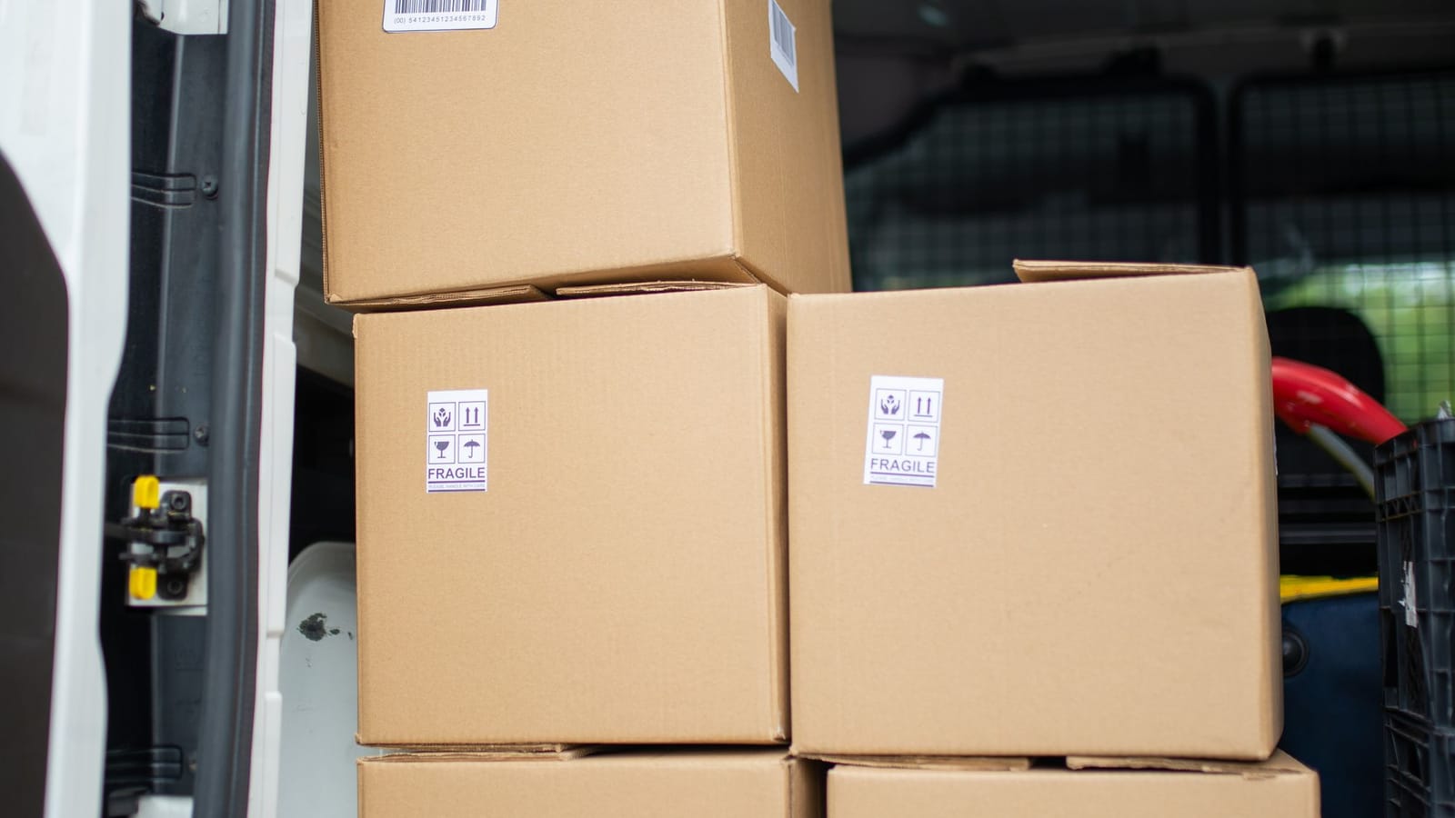Cartons soigneusement empilés avant le chargement pour un déménagement longue distance
