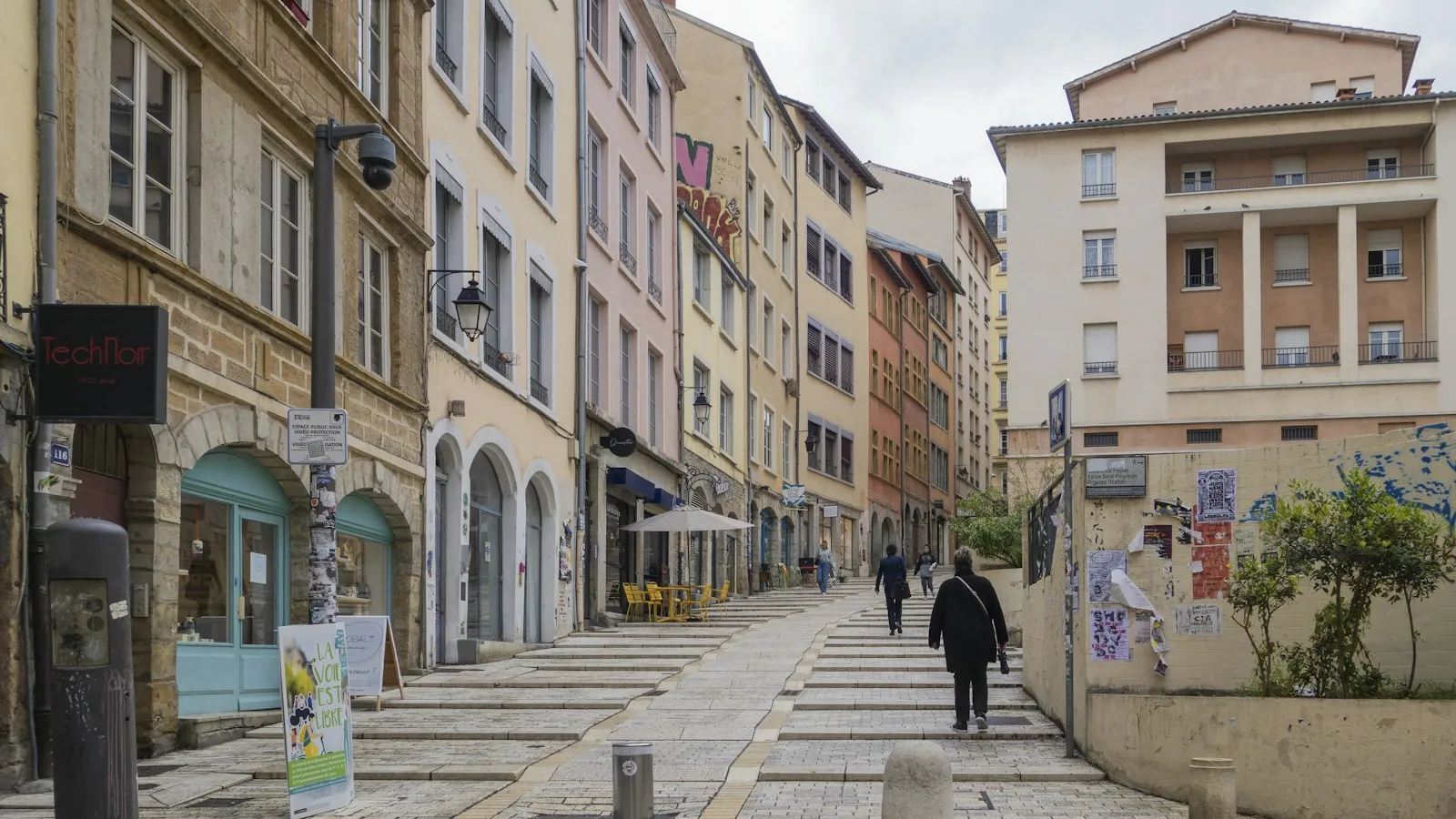 Montée de la Grande-Côte, rue en escalier bordée d'immeubles sur les pentes de la Croix-Rousse à Lyon