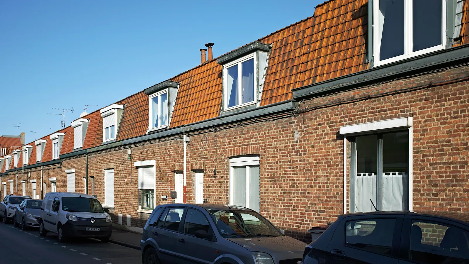 Rangée de maisons ouvrières en brique rue Adolphe Torgue à Marcq-en-Barœul