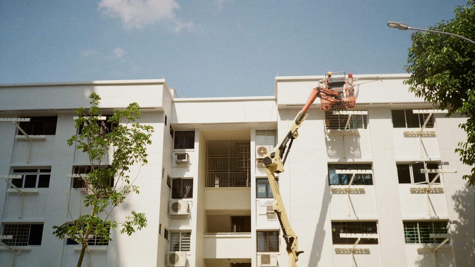 Monte-meuble installé en façade d'un immeuble pour un déménagement en étage